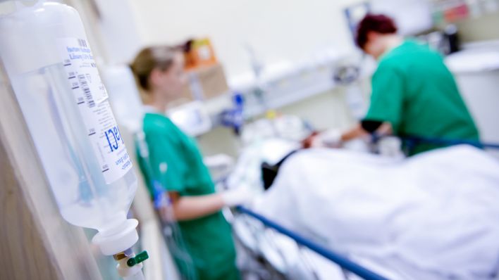 Symbolbild: Medizinisches Personal versorgt in einem Krankenhaus einen Patienten (Quelle: dpa/Sven Hoppe)