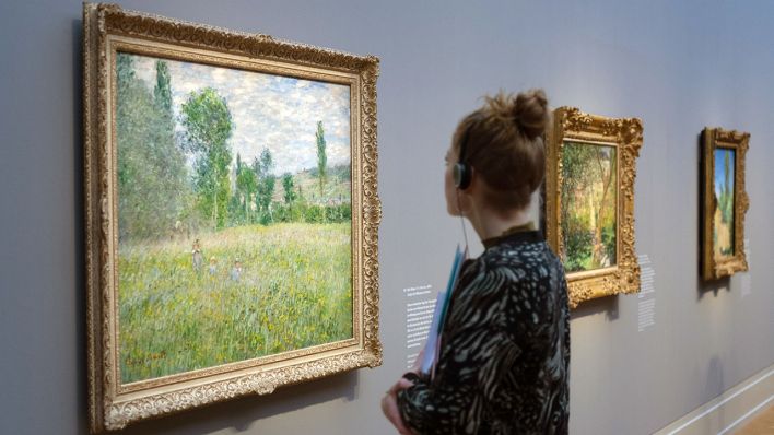 Eine Besucherin der Ausstellung "Monet.Orte" im Museum Barberini in Potsdam (Quelle: dpa/Sören Stache).