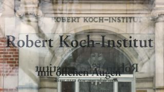 Eingang des Robert Koch-Instituts in Berlin (Quelle: picture alliance/Winfried Rothermel)