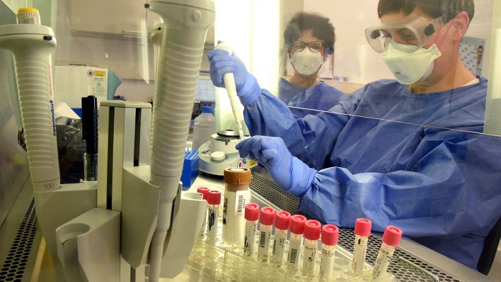Laboruntersuchungen zu Coronavirus-Verdacht (Quelle: dpa/Waltraud Grubitzsch)