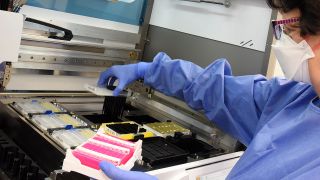 Eine Mitarbeiterin eines medizinischen Labors führt Coronatests durch (Quelle: dpa/Waltraud Grubitzsch).