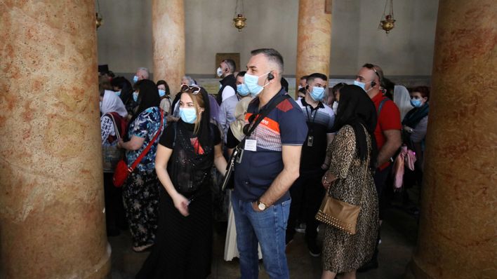 Touristen in Bethlehem tragen einen Mundschutz (Quelle: dpa/Abedalrahman Hassan).