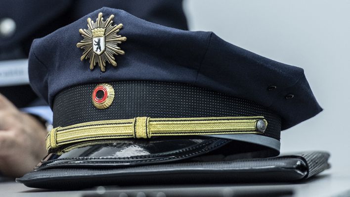 Die Dienstmütze eines Polizeibeamten liegt bei einem Pressegespräch amm 09.03.2020 auf einem Tisch.