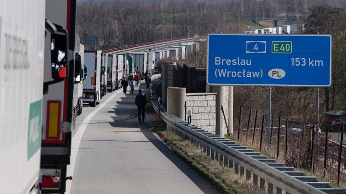Zahlreiche LKWs stehen am 15.03.2020 wie hier in Sachsen auf der Autobahn 4 an der polnische Grenze im Stau. (Quelle: dpa/Sebastian Kahnert)