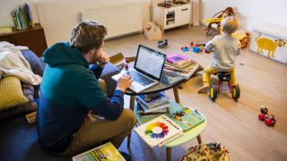 Homeoffice: Ein Mann sitzt Zuhause am Tisch und arbeitet am Laptop. (Quelle: dpa/KEYSTONE)
