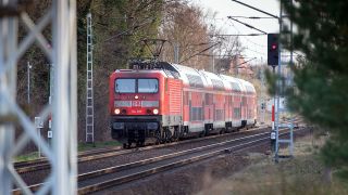 Ein Regionalzug der Linie RE 5 in Zossen auf dem Weg nach Stralsund (Quelle: dpa/Sören Stache).