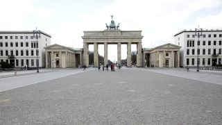 Der fast menschenleere Pariser Platz und das Brandenburger Tor am 21.03.2020. (Quelle: dpa/Friedrich Bungert)