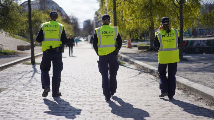 Ein Kommunikationsteam der Polizei geht Streife im Mauerpark. (Quelle: dpa/Jörg Carstensen)
