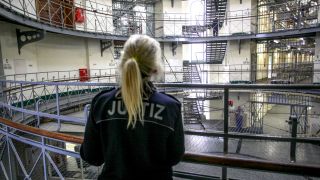 Justizbeamtin im Innenhof der Untersuchungshaftanstalt Moabit in Berlin (Quelle: dpa/Rolf Kremming)