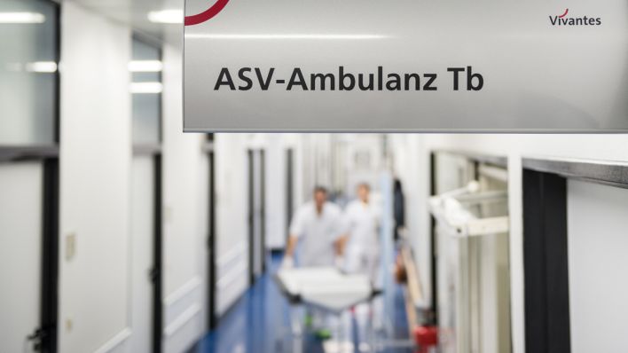 Ein Schild mit der Aufschrift "ASV-Ambulanz Tb" ist im Vivantes Klinikum Neukölln (Berlin) an einer Wand befestigt. (Quelle: dpa/Silas Stein)