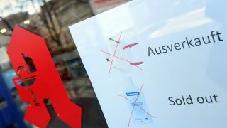 15.03.2020, Berlin: Ein Schild im Schaufenster einer Apotheke weist darauf hin, dass Atemschutzmasken und Desinfektionsmittel ausverkauft sind (Quelle: dpa / Soeren Stache).