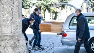Bergamo, 16.03.20: Bestatter laden einen Sarg in ihr Fahrzeug. Die Stadt ist im Zentrum der Coronavirus-Pandemie in Europa, alle 30 Minuten wird hier momentan ein Mensch beerdigt (Quelle: dpa / ZUMA Press / Claudio Furlan).