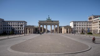 Berlin, 23.03.20: Der leere Pariser Platz mit dem Brandenburger Tor im Hintergrund (Quelle: dpa / Christian Mang).