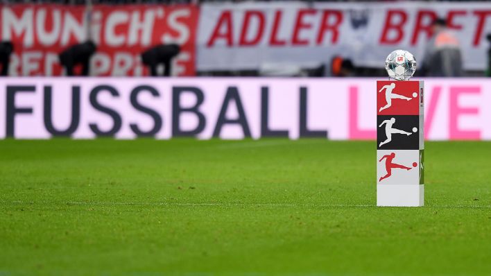 Der Spielball der Fußball-Bundesliga liegt auf einer Ballstehle (Quelle: dpa/Pressebildagentur ULMER)