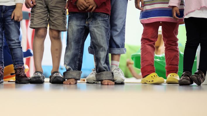 Kinder stehen in einem Hamburger Kindergarten (Bild: dpa/Christian Charisius)