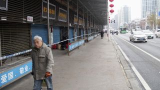 Wuhan am 17.01.20: Der drei Tage später geschlossene Huanan-Markt für Meeresfrüchte und Fisch. Er gilt als Ausgangspunkt der weltweiten Corona-Pandemie (Quelle: dpa / Kyodo News/AP Photo).