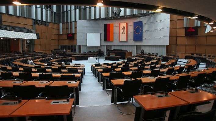 Archivbild: Der leere Plenarsaal des Abgeordnetenhauses von Berlin. (Quelle: dpa/T. Brakemeier)