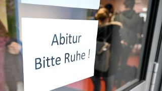 Ein Schild "Abitur. Bitte Ruhe!" hängt an der Tür eines Gymnasiums. (Queller: dpa/Felix Kästle)