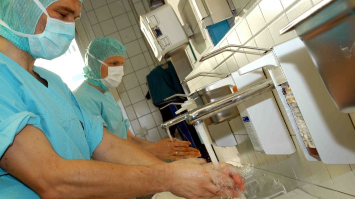 Symbolbild: Ärzte waschen sich vor dem Einsatz im OP gründlich die Hände. (Quelle: dpa)