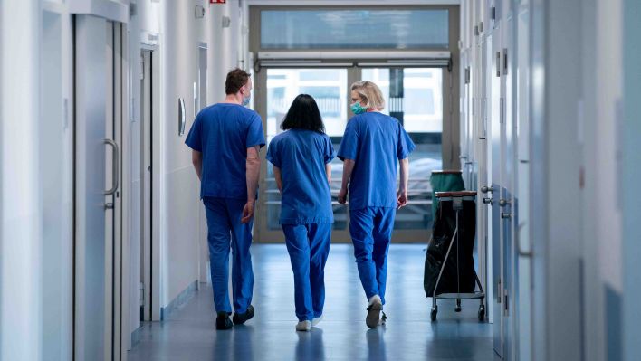 Symbolbild: Ärzte gehen über einen Flur der neu eröffneten Intensivstation des Vivantes Humboldt-Klinikum im Stadtteil Reinickendorf. (Quelle: dpa)