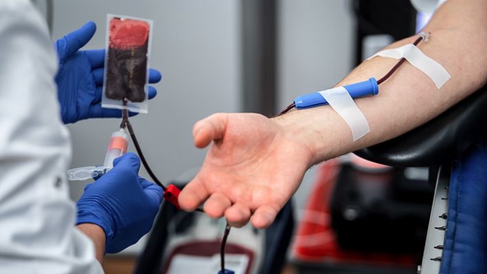 Berlin: Einer Frau wird bei einer Blutspende eine Blutprobe abgenommen. (Quelle: dpa/Bernd von Jutrczenka)
