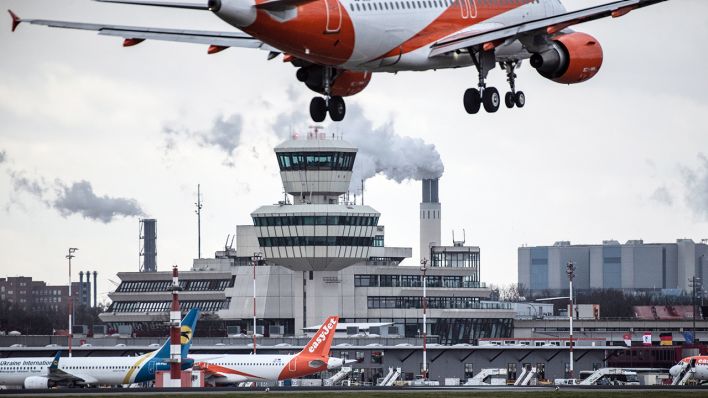 Ein Flugzeug befindet sich im Landeanflug auf den Flughafen Tegel. (Quelle: dpa/Paul Zinken)