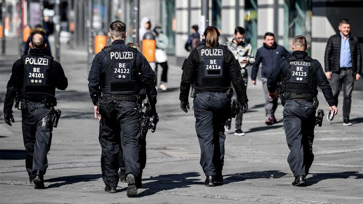 Symbolbild: Polizisten gehen durch die Fußgängerzone Wilmersdorfer Straße. (Quelle: dpa/Britta Pedersen)