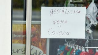 Symbolbild: Ein Zettel mit der Aufschrift "geschlossen wegen Corona" klebt an der Eingangstür zu einem Einzelhandelsgeschäft. (Quelle: dpa/Patrick Pleul)