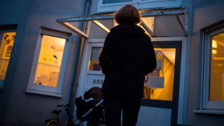 Symbolbild: Eine Frau steht vor einem Frauenhaus in Berlin. (Quelle: dpa/Sophia Kembowski)