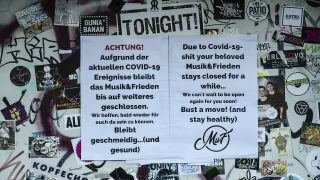 An der Tür zu einem Club an der Oberbaumbrücke in Berlin klebt ein Zettel mit der Aufschrift: "Achtung! Aufgrund der aktuellen Covid-19 Ereignisse bleibt das Musik&Frieden bis auf weiteres geschlossen. Wir hoffen, bald wieder für euch da sein zu können. Bleibt geschmeidig... (und gesund)" (Quelle: dpa/Zinken).