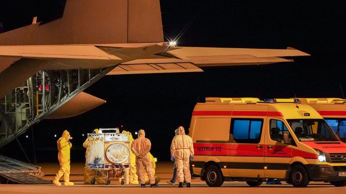 Mit einer Militärmaschine der italienischen Luftwaffe sind in den frühen Morgenstunden Corona-Patienten aus Italien auf dem Flughafen Leipzig/Halle gelandet. Sachsen will die Patienten aufnehmen (Quelle: dpa/Endig).