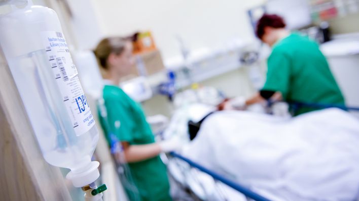 Archivbild: Medizinisches Personal versorgt in einem Krankenhaus einen Patienten. (Quelle: dpa/Hoppe)