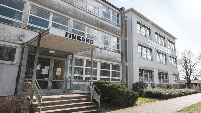 Neustadt (Dosse): Die Prinz von Homburg Schule bleibt nach einem Coronaverdacht bei einem Lehrer geschlossen. Die Gesamtschule, ein Hort sowie zwei Reitinternate sind vorsorglich bis einschließlich 17. März 2020 geschlossen. (Quelle: dpa/F. Sommer)