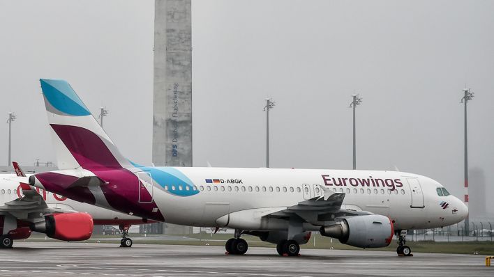 Archivbild: Flugzeug der Fluggesellschaft Eurowings steht auf dem Rollfeld am Flughafen Schönefeld. (Quelle: dpa/P. Pleul)