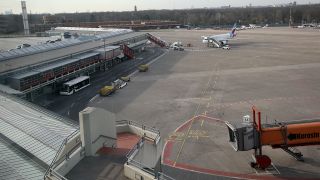 Nur ein Flugzeug von Eurowings steht auf dem ansonsten leeren Rollfeld am Terminal E des Flughafens Tegel. (Quelle: dpa/W. Kumm)