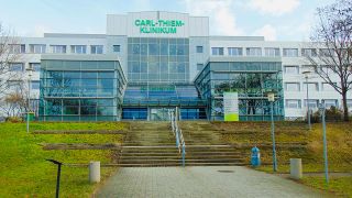 Das Carl-Thiem-Klinikum in Cottbus, hier am 31.01.2020, zählt mit über 1.200 Betten und knapp 2.500 Beschäftigten zu den gröﬂten Arbeitgebern der Region. (Quelle: imago images/Leonora Mielke)
