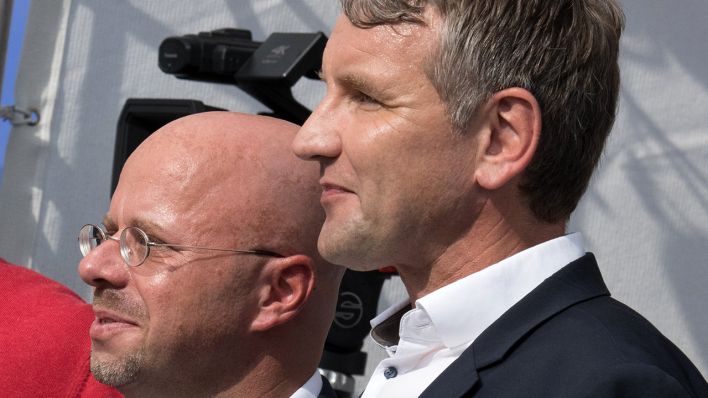 Andreas Kalbitz (l), AfD-Landesvorsitzender Brandenburgs, steht neben Björn Höcke, AfD-Landesvorsitzender von Thüringen. (Quelle: dpa/Jörg Carstensen)