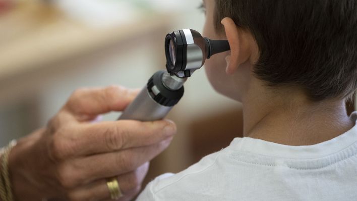 Symbolbild: Ein Kinderarzt untersucht einen jungen Patienten (Quelle: dpa/Keystone)