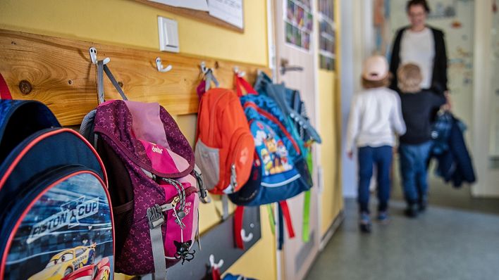 Kinderrucksäcke hängen im Eingangsbereich in einer Kita. (Quelle: dpa/Skolimovska)
