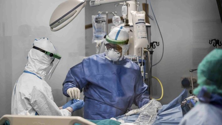 Symbolbild: Ärzte versorgen im OP einen Patienten. (Quelle: dpa)