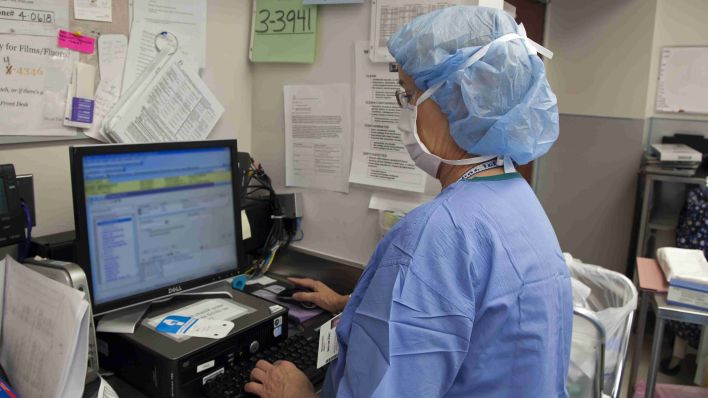 Symbolbild: Eine Krankenschwester gibt Daten in einen Krankenhausrechner ein. (Quelle: dpa)