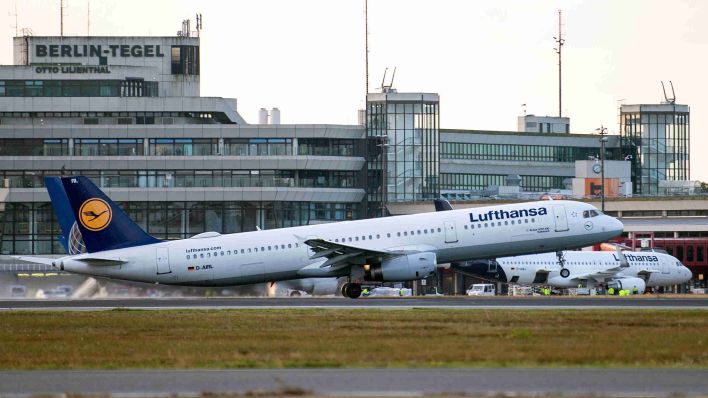 Eine Lufthansa-Maschine hebt in Berlin Tegel ab. (Quelle: dpa)
