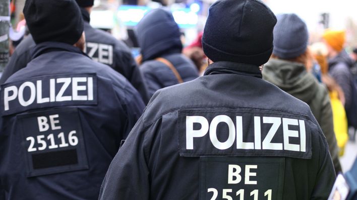 Berliner Polizisten gehen am Rande einer Demonstration im Bezirk Mitte (Quelle: dpa/Steinberg).
