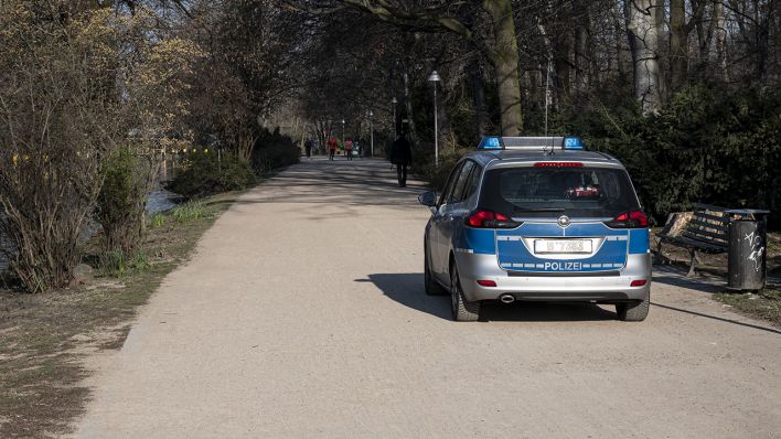 Ein Polizeiauto fährt am Morgen durch den Tiergarten in Berlin (Quelle: dpa/Sommer).