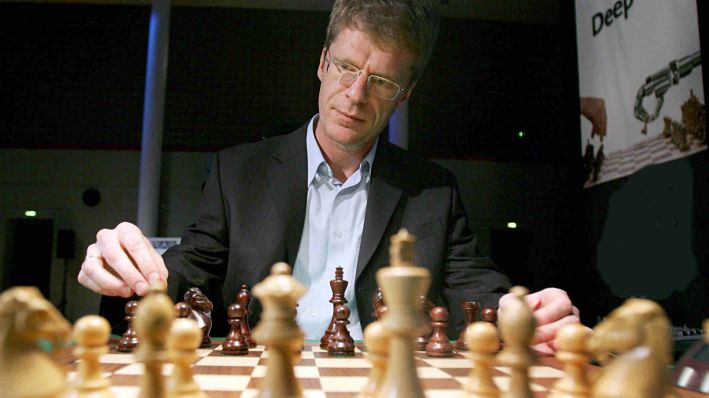 Archivbild: Matthias Wüllenweber von Chessbase spielt Schach. (Quelle: dpa)
