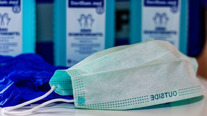 Atemschutzmasken, Einweghandschuhe und Desinfektionsmittel (Quelle: Imago Images)