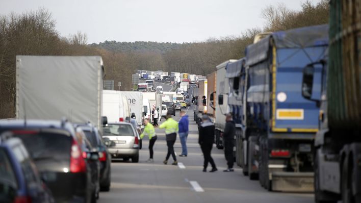 Fahrzeuge stauen sich kilometerlang auf der A12 kurz vor der polnischen Grenze. (Quelle: dpa/Geisler-Fotopress)