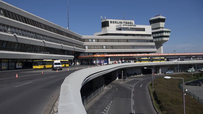 Fast menschenleer ist der Vorplatz am Flughafen Tegel (Quelle: dpa/Zinken).