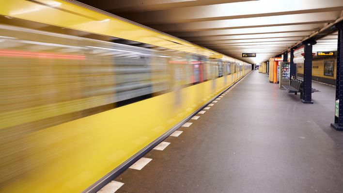 Eine U-Bahn an der leeren Station Rosa-Luxemburg-Platz (Quelle: DPA/Annette Riedl)