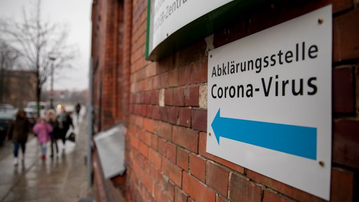 06.03.2020, Berlin: Ein Wegweiser zur im Aufbau befindlichen Abklärungsstelle Corona-Virus am Vivantes Klinikum Prenzlauer Berg (Quelle: dpa/Christoph Soeder)